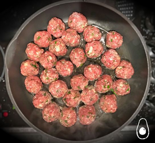 italian-meatballs-cooking